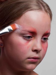 Schläfen und Wangen mit weißer Farbe schminken 1 Schläfen und Wangen mit weißer Farbe schminken 1