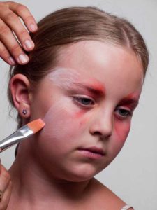 Schläfen und Wangen mit weißer Farbe schminken 2 Schläfen und Wangen mit weißer Farbe schminken 2