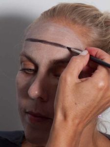 Frankenstein für Halloween schminken - Schrauben und Haaransatz 1 Frankenstein für Halloween schminken - Schrauben und Haaransatz 1