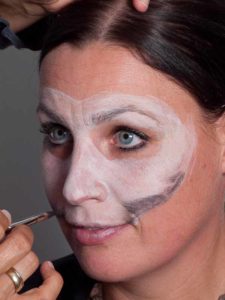 Zombie für Halloween schminken - Maske begrenzen 2 Zombie für Halloween schminken - Maske begrenzen 2