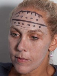 Frankenstein für Halloween schminken - Schrauben und Haaransatz 2 Frankenstein für Halloween schminken - Schrauben und Haaransatz 2