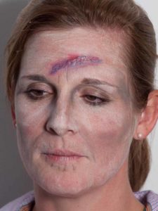 Monster für Halloween schminken - Wunde einfärben 2 Monster für Halloween schminken - Wunde einfärben 2