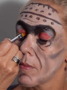 Frankenstein für Halloween schminken - Effekte im Gesicht 2 Frankenstein für Halloween schminken - Effekte im Gesicht 2