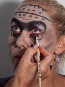 Frankenstein für Halloween schminken - Effekte im Gesicht 2 Frankenstein für Halloween schminken - Effekte im Gesicht 2