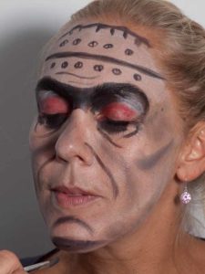 Frankenstein für Halloween schminken - Kinn betonen Frankenstein für Halloween schminken - Kinn betonen