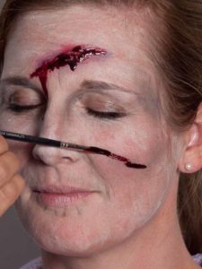 Monster für Halloween schminken - Narbe nur mit Filmblut 1 Monster für Halloween schminken - Narbe nur mit Filmblut 1
