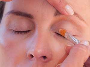 Große Augen schminken - Lid grundieren Große Augen schminken - Lid grundieren