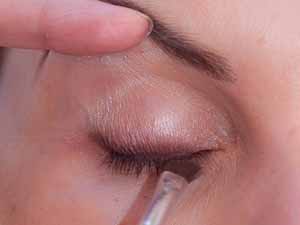 Große Augen schminken - Oberen Wimpernrand betonen 2 Große Augen schminken - Oberen Wimpernrand betonen 2