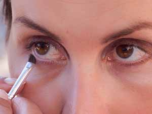 Große Augen schminken - Unteren Wimpernrand betonen Große Augen schminken - Unteren Wimpernrand betonen