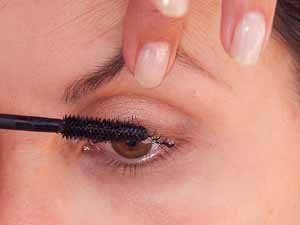 Große Augen schminken - Wimpern tuschen oben Große Augen schminken - Wimpern tuschen oben