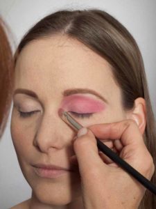 11 Pink Lady Make up Look - Lidschatten in Pink auftragen 2 Pink Lady Make up Look – Lidschatten in Pink auftragen 2
