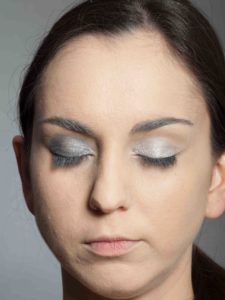 Metallic Look für Silvester Dunkler silbergrauer Lidschatten 2