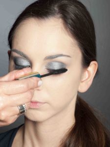 Metallic Look für Silvester - Wimpern schminken 2