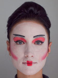 1. Finish mit Dutt 1 225x300 Geisha   Schminkanleitung