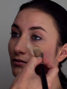 Glitzer Look - Foundation auftragen 1. Foundation auftragen 225x300 Glitzer Look Schminkanleitung
