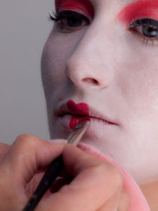 1. Lippen 1 225x300 Geisha   Schminkanleitung