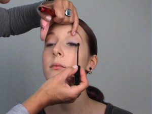 Elfenlook-Obere-Wimpern-tuschen 1. Obere Wimpern tuschen 1 300x225 Elfenlook Schminkanleitung