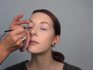 Elfenlook-Wimpernrand-betonen-rechts 1. Wimpernrand betonen rech 300x225 Elfenlook Schminkanleitung
