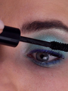 Glitzer Look - Wimperntuschen-1 11.Wimperntuschen 1 225x300 Glitzer Look Schminkanleitung