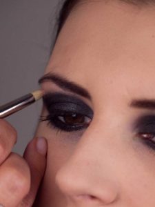 Smokey Eyes Variante - Highlighter 1 12. Highlighter 1 225x300 Smokey Eyes Variante Schminkanleitung