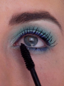 Glitzer Look - Wimperntuschen-2 12. Wimpern tuschen 2 225x300 Glitzer Look Schminkanleitung