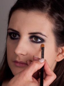 Smokey Eyes Variante - Concealer 2 15. Concealer 2 225x300 Smokey Eyes Variante Schminkanleitung