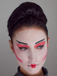 2. Finish mit Dutt 2 225x300 Geisha   Schminkanleitung