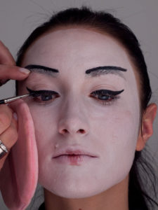 2. Lidstrich 225x300 Geisha   Schminkanleitung