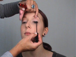 Elfenlook-Obere-Wimpern-tuschen 2. Obere Wimpern tuschen 2 300x225 Elfenlook Schminkanleitung