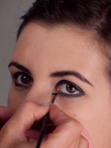 Smokey Eyes Variante - Lidschatten-3 3. Lidschatten 3 225x300 Smokey Eyes Variante Schminkanleitung