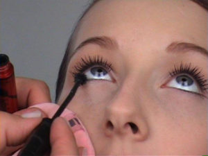 Elfenlook-Untere-Wimpern-tuschen 4. Untere Wimpern tuschen 300x225 Elfenlook Schminkanleitung