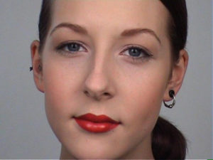 Elfenlook-lippenstift-ausmalen 4.lippenstift ausmalen 300x225 Elfenlook Schminkanleitung
