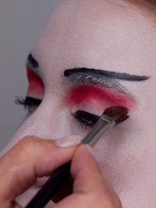 5. Roter Lidschatten 2 225x300 Geisha   Schminkanleitung