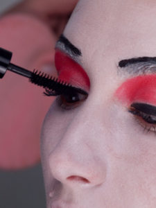 7. Wimpern tuschen 225x300 Geisha   Schminkanleitung