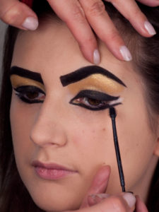 Kleopatra - Wimpern tuschen-1 8. Wimpern tuschen 1 225x300 Kleopatra Schminkanleitung