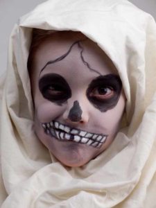 Totenkopf 1 Nachher 225x300 Totenkopf schminken – einfache Tipps für Karneval