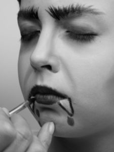 Dracula Lippen 2 225x300 Dracula   Schminkanleitung