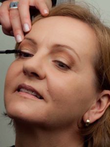 18 Wimpern 11 225x300 Business Look   Schminkanleitung