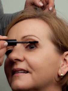 19 Wimpern 21 225x300 Business Look   Schminkanleitung