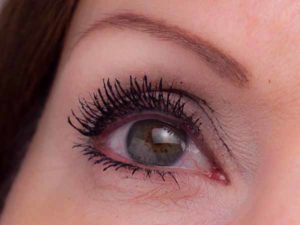 4 Wimpern tuschen 300x225 Every Day Augen Make up schminken