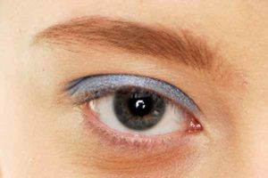 02 Lidschatten auf bewegliches Lid 300x200 Blaues Smokey Eyes Augen Make up schminken
