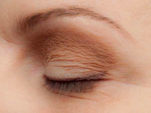 Schlupflider schminken - Wimpernrand betonen 05 Wimpernrand betonen 300x225 Schlupflider richtig schminken – ab jetzt kein Thema mehr …