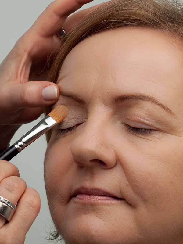 07 Augengrundieren 1 Business Look   Schminkanleitung