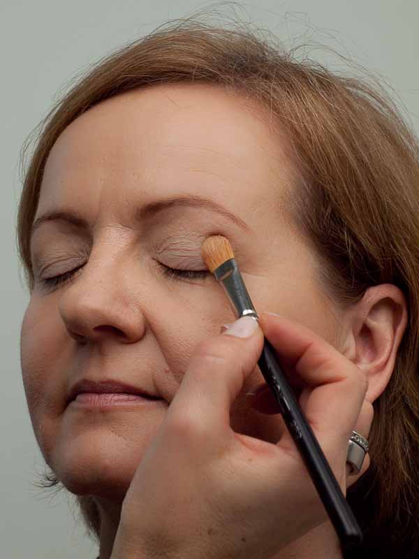 08 Augen grundieren 2 Business Look   Schminkanleitung