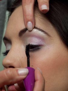 Wimpern tuschen 2 22 Wimpern tuschen 2 225x300 Sommer Look Schminkanleitung