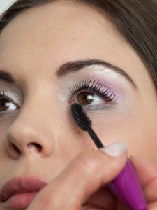 Wimpern tuschen 3 23 Wimpern tuschen 3 225x300 Sommer Look Schminkanleitung