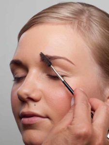 Augenbrauen bürsten 1 06 Augenbrauen bürsten 1 225x300 Beach Sommer Make up Schminkanleitung