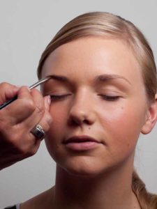 Augenbrauen nachziehen 1 08 ugenbrauen nachziehen 1 225x300 Beach Sommer Make up Schminkanleitung