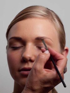Augenbrauen nachziehen 2 09 Augenbrauen nachziehen 2 225x300 Beach Sommer Make up Schminkanleitung
