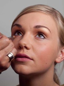 Unteren Wimpernrand betonen 1 15 Unteren Wimpernrand betonen 1 225x300 Beach Sommer Make up Schminkanleitung